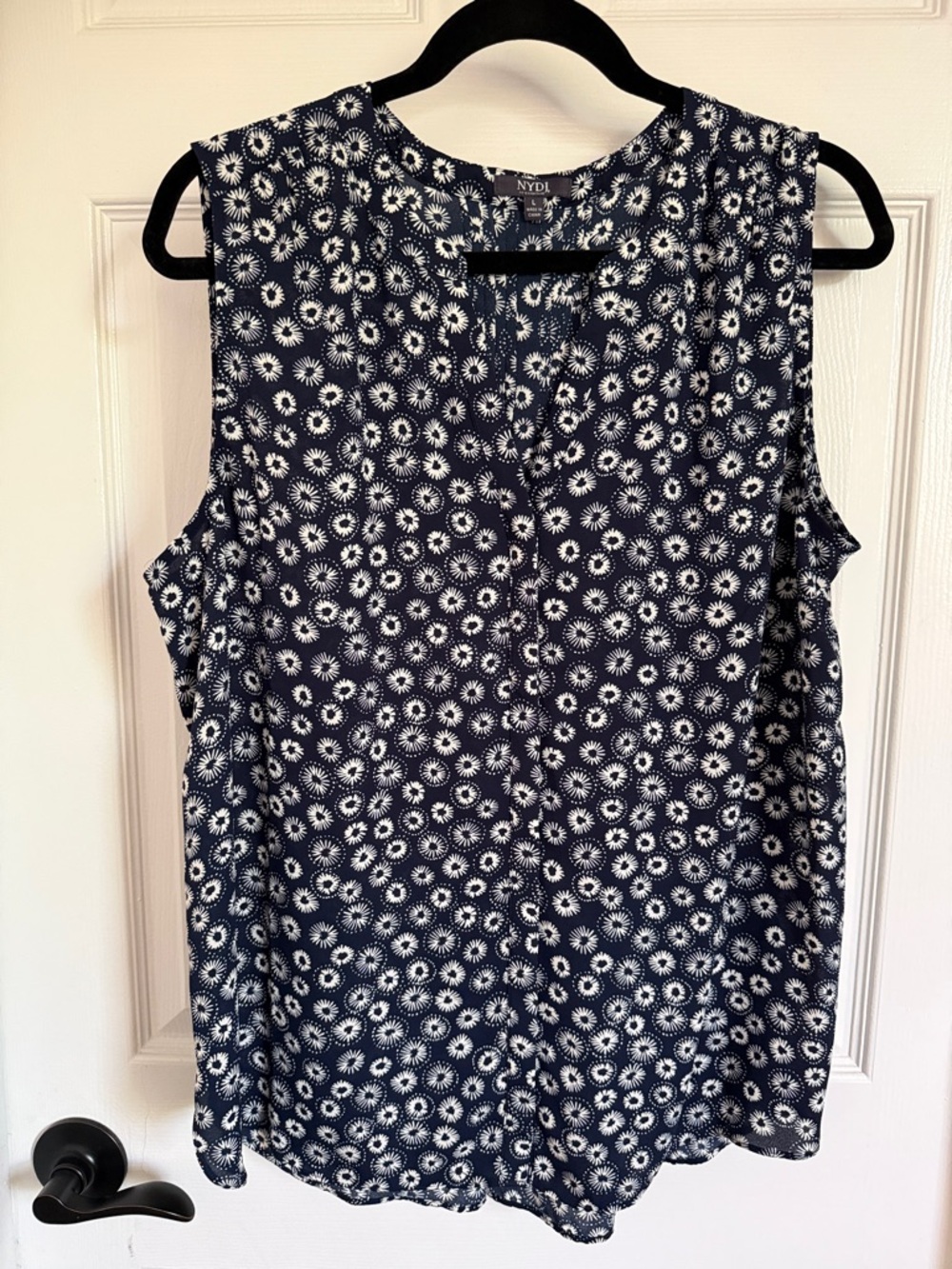 NYDJ Print Pleat Back Sleeveless Split Neck Blouse - Large - Picture 2 of 5